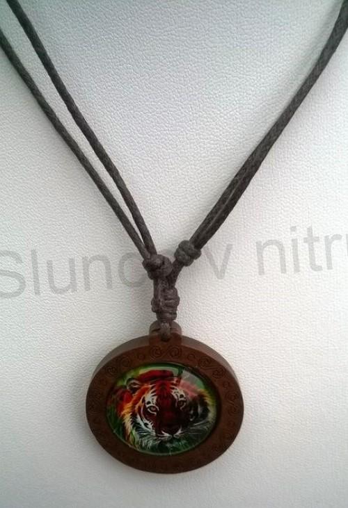 Provázkový dřevěný náhrdelník s kabošonem tygr (BD600)