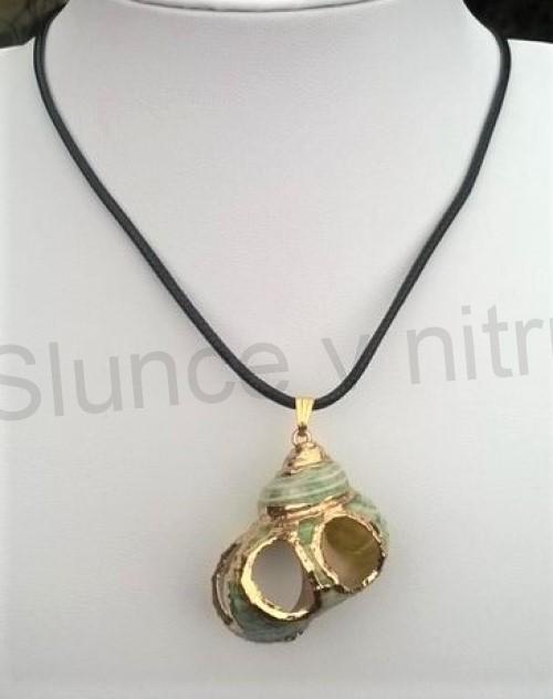 Přírodní minerální náhrdelník s pozlacenou mušlí / lasturou (X1316)