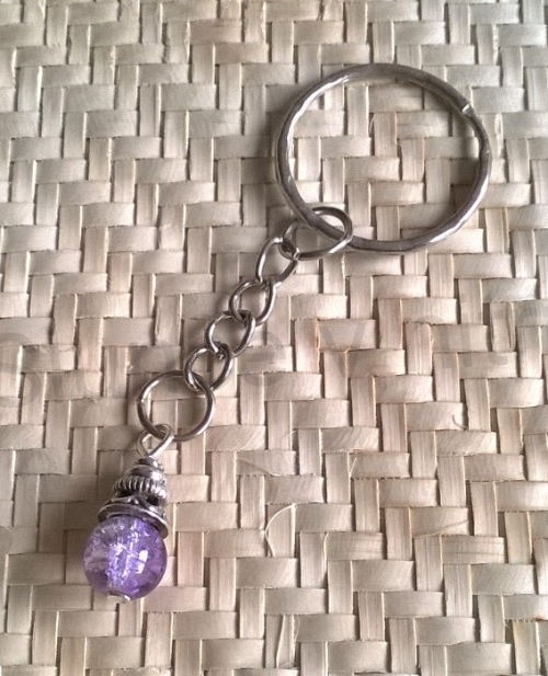 Přívěsek na klíče - zvoneček pro štěstí fialový (H398)