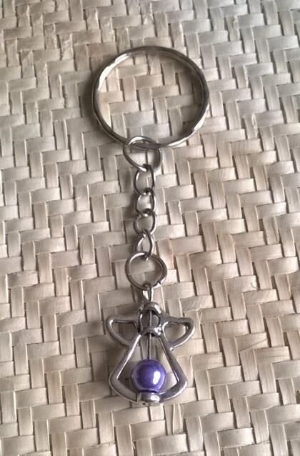 Přívěsek na klíče - andílek pro štěstí fialový (H407)