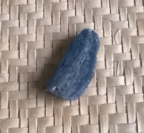 Kyanit surový 4,9 g (Brazílie) (X1332)