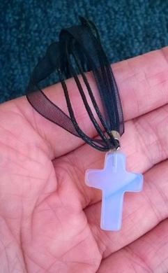 Opalitový kříž na ozdobné stužce (X1367)