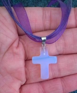 Opalitový kříž na ozdobné stužce (X1368)