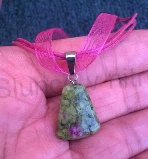 Náhrdelník přívěšek s rubínem v zoisitu (X1388)