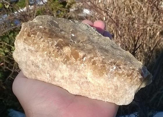 Drúza většího kalcitu žlutého, medového 770 g (Česká Republika) (X1447)