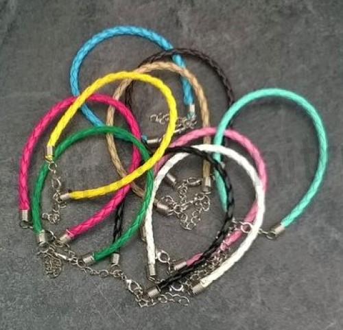 Splétaný náramek z umělé kůže s karabinkou (N9)