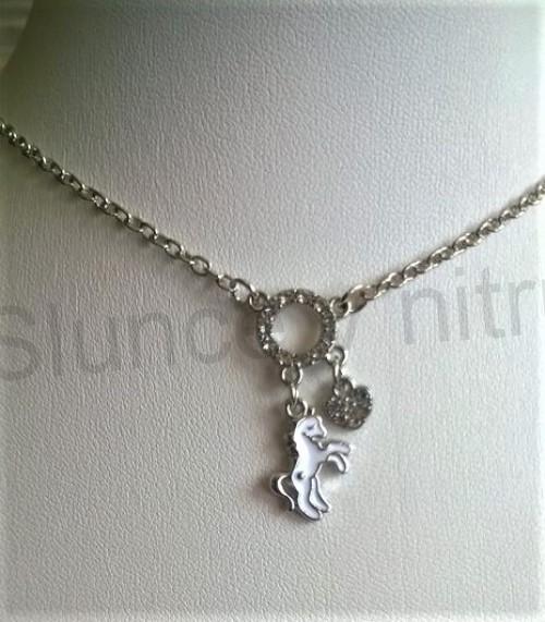 Jemný náhrdelník s koníkem, kruhem a srdcem s krystaly (BD699)