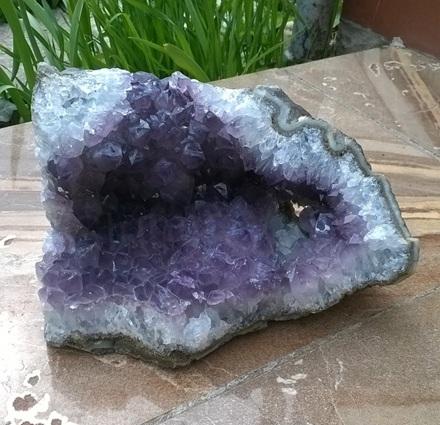 Ametyst drúza narostlá v chalcedonu 2760 g (Brazílie) (X1623)