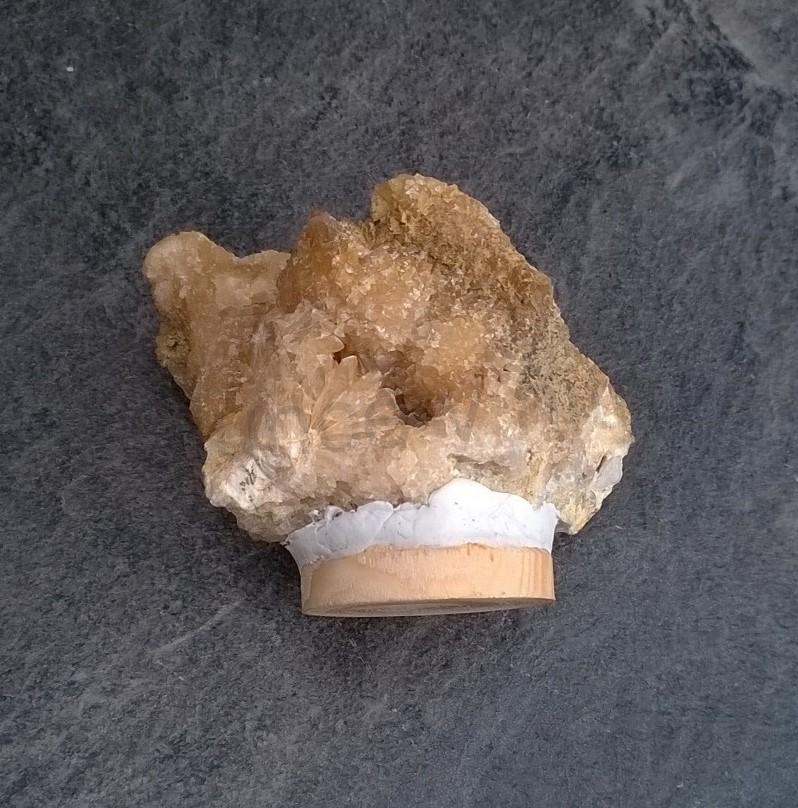 Drúza kalcitu žlutého, medového 110g (Česká Republika) (X1665)