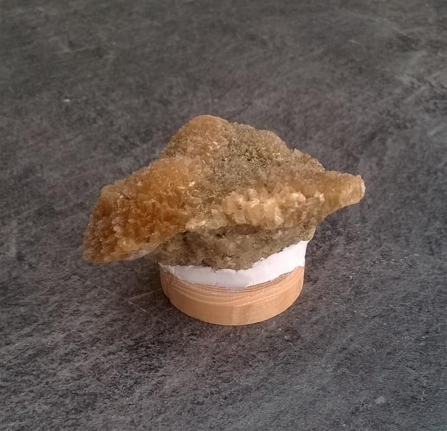 Drúza kalcitu žlutého, medového 56g (Česká Republika) (X1670)