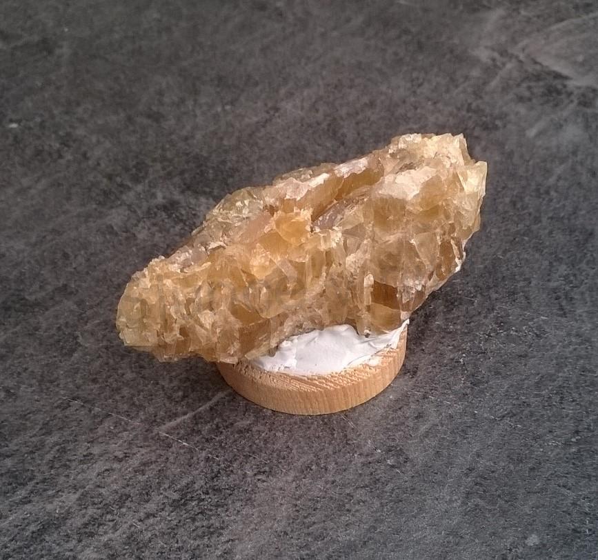 Drúza kalcitu žlutého, medového 54g (Česká Republika) (X1671)