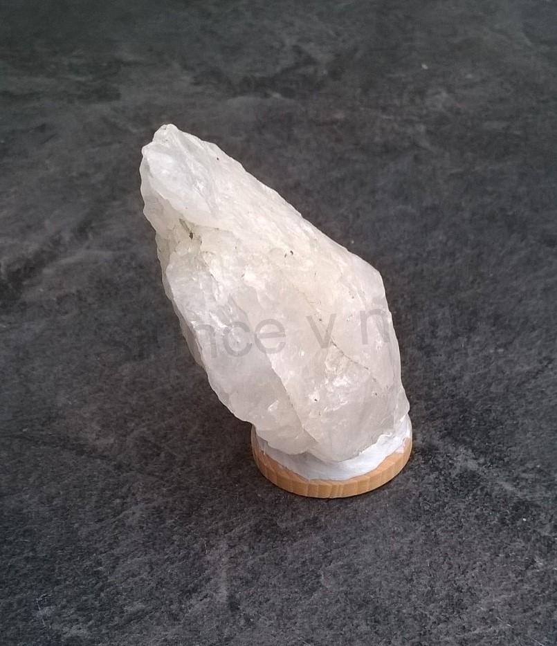 Křemen na dřevěném podstavci 105 g (Česká republika) (X1677)