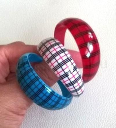 Kruhové rackové náušnice ve tvaru C červené (BB734)