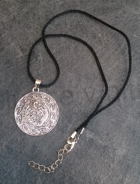 Náhrdelník s přívěškem Drak a Triquetra (BD747)