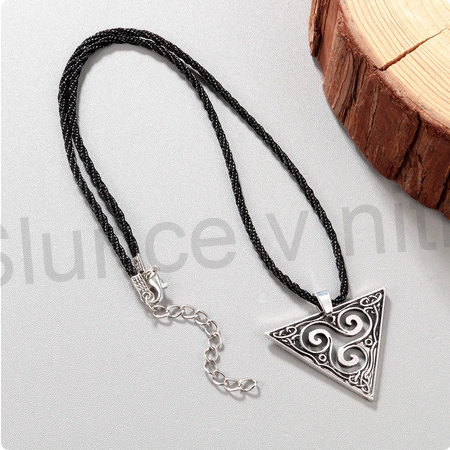Náhrdelník s přívěškem Vlk a Triquetra (BD749)