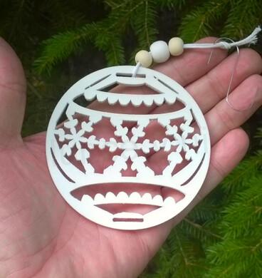 Dřevěné výřezy - závěsná ozdoba vánoční koule bílá č. 2 (V143)