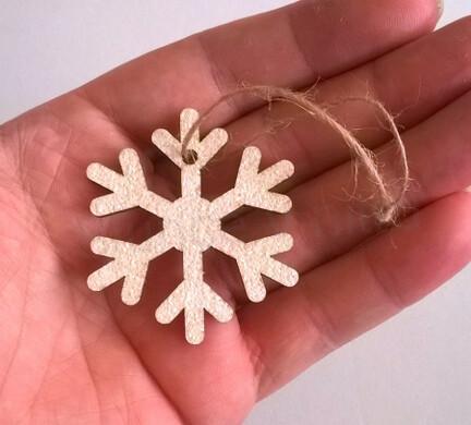 Dřevěné výřezy - závěsná ozdoba vločka se třpytky (V159)