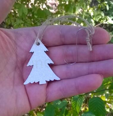 Dřevěné výřezy - závěsná ozdoba stromek se třpytky (V160)