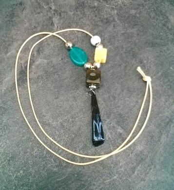 Dlouhý náhrdelník s acetátovými ozdobami na voskované šňůrce (BD824)