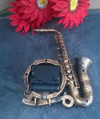 Stolní hodiny s budíkem saxofon (H519)