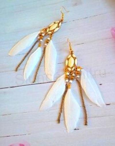 Dlouhé etnické náušnice Bohemia - peříčkové bílé s korálky (BB772)