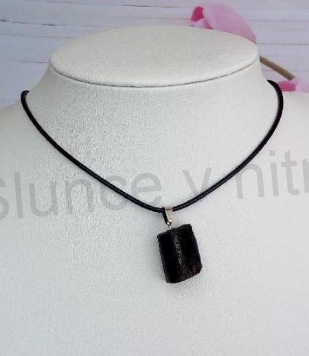 Šňůrkový minerální náhrdelník s přírodním turmalínem (X1741)