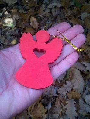 Dřevěné výřezy - závěsná ozdoba anděl červený (V187)