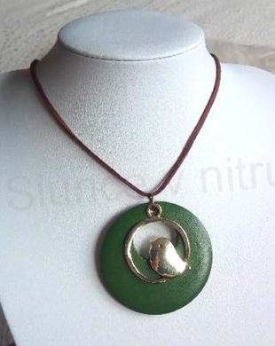 Etnický dřevěný náhrdelník s přívěškem ptáček – hnědá (BD831)