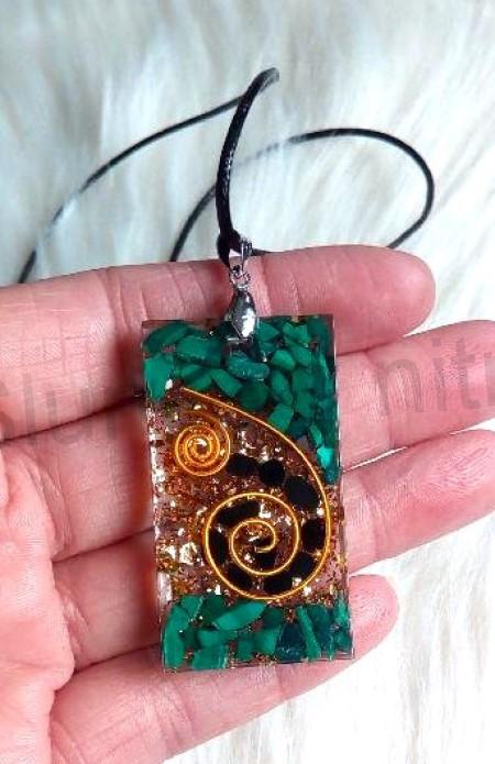 Orgonitový přívěšek malachit, turmalín a spirálky (PP184)