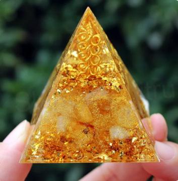 Orgonitová pyramida - Křišťál s energetickým rezonátorem ve zlatém provedením  6,5 x 6 cm (PP186)