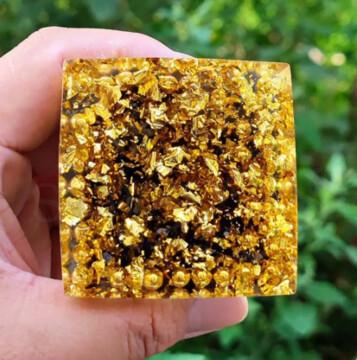 Orgonitová pyramida - Květ života s obsidiánem vločkovým a energetickým rezonátorem ve zlatém provedením 5 x 5,6 cm (PP187)
