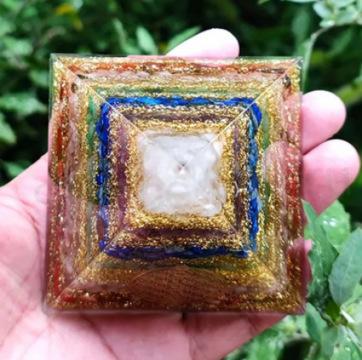 Orgonitová pyramida - Čakrová souhra kamínku s květem života s čakrou 6,7 x 6 cm (PP189)