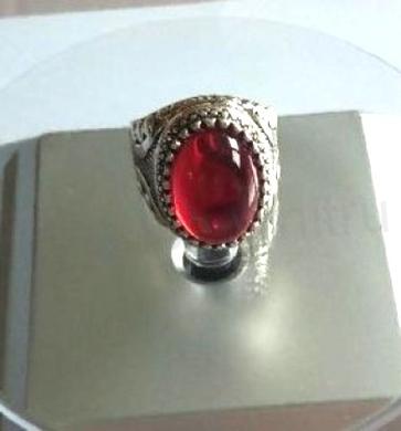 Ozdobný prsten s červeným kamenem (BP425)