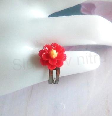 Jemný nastavitelný prstýnek červená kytička (BP459)