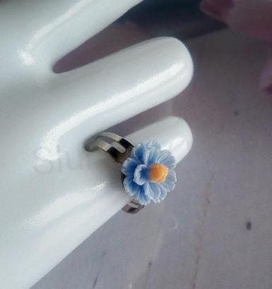 Jemný nastavitelný prstýnek světle modrá kytička (BP461)