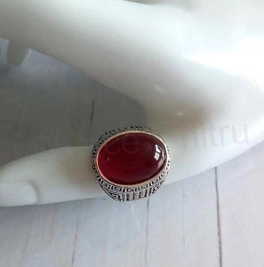 Ozdobný keltský prsten s červeným kamenem (BP473)