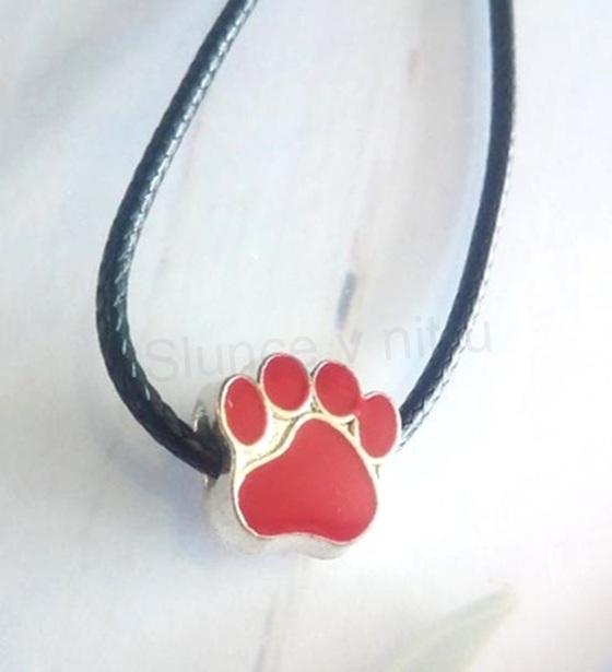 Šňůrkový náhrdelník s přívěskem pandora tlapka červená (BD879)