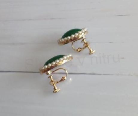 Zlaté perlové klipsové náušnice zelené (BB832)