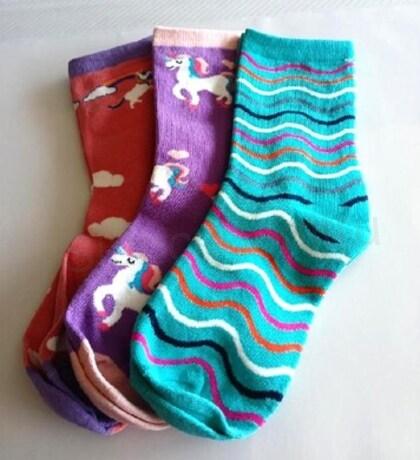 Dívčí veselé bavlněné ponožky jednorožec velikost 33 - 37 fialové tmavé (W228)