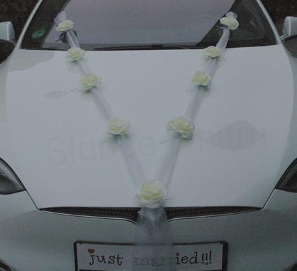 Svatební dekorace, girlanda na auto s bílými růžemi (E965)