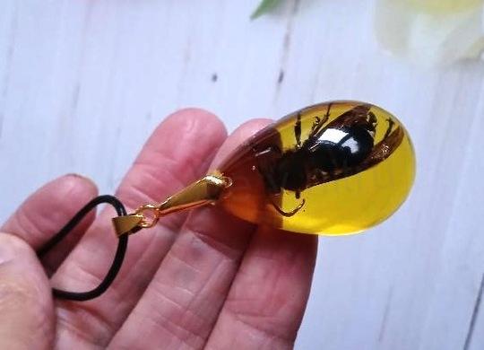 Jantarový přívěšek s hmyzem černá včela na kožené šňůrce (PP205)