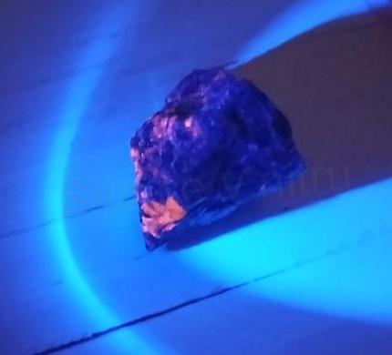 Yooperlit – UV ohnivý kámen, surový 26,6 g (X1860)