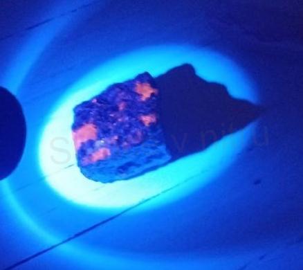 Yooperlit – UV ohnivý kámen, surový 31,8 g (X1861)