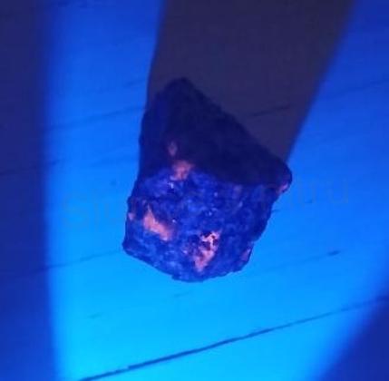 Yooperlit – UV ohnivý kámen, surový 30,3 g (X1863)
