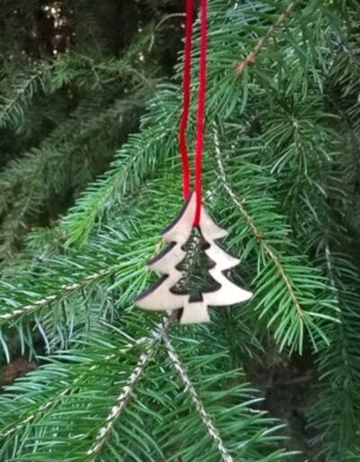 Dřevěné výřezy - závěsná ozdoba stromek - 3 kusy v balení střední (V203)