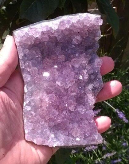 Ametyst drúza narostlá v chalcedonu 290 g (Brazílie) (X1905)