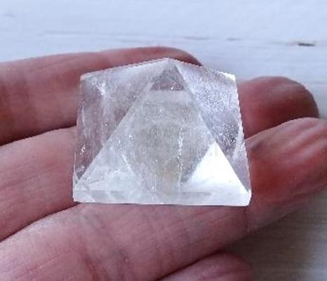 Broušená křišťálová pyramida 31 x 22 mm | 23 g (X1970)