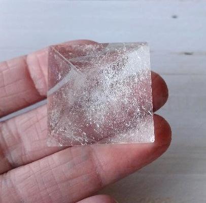 Broušená křišťálová pyramida 32 x 22 mm | 27 g (X1971)