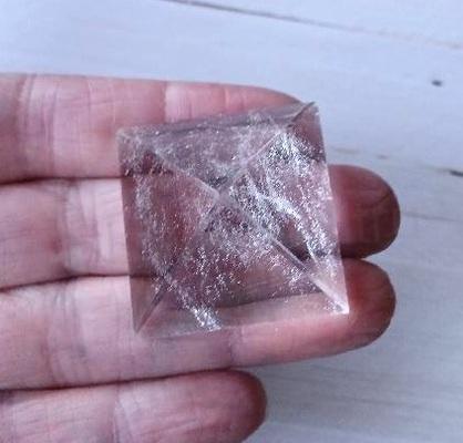 Broušená křišťálová pyramida 34 x 30 mm | 36 g (X1972)