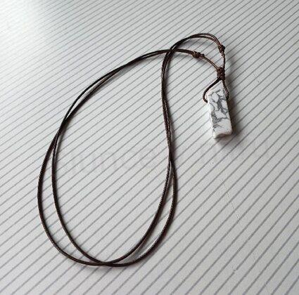 Magnezitový (Howlitový) náhrdelník na nastavitelné šňůrce (X2014)